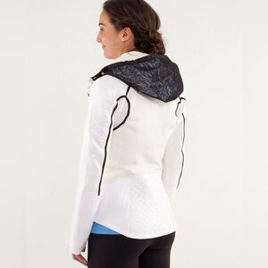 Lululemon Run: Bundle Up Jacket Polar Cream / White / Black size 4